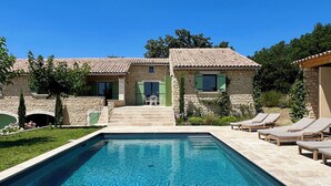 A swimming pool with lounge chairs and a stone building in the background. - LE Mas Jas, magnificent Mas Provençal - Lauris (Lauris)