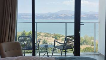 Panoraamahuone, parveke, järvinäköala | Tallelokero huoneessa, työpöytä