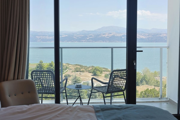 Habitación panorámica, balcón, vista al lago | Caja de seguridad en la habitación y escritorio