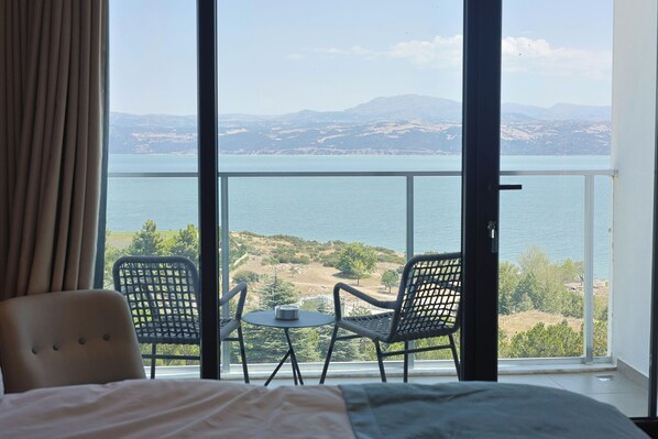 Rom – panorama, balkong, utsikt mot innsjø | Safe på rommet, skrivebord og skrivebord for bærbar PC