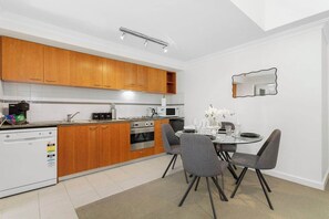 Fridge, microwave, oven, stovetop - Offering a blend of comfort and convenience, located just 5 minutes from Perth's CBD and the Convention Centre. Nestled behind the lush greenery of Kings Park , guests can enjoy peaceful scenery from the balcony yet be close enough to the city! (Perth)