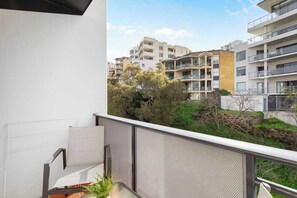 Property grounds - Offering a blend of comfort and convenience, located just 5 minutes from Perth's CBD and the Convention Centre. Nestled behind the lush greenery of Kings Park , guests can enjoy peaceful scenery from the balcony yet be close enough to the city! (Perth)