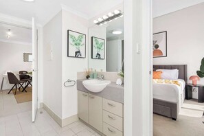 1 bedroom, iron/ironing board, free WiFi, bed sheets - Offering a blend of comfort and convenience, located just 5 minutes from Perth's CBD and the Convention Centre. Nestled behind the lush greenery of Kings Park , guests can enjoy peaceful scenery from the balcony yet be close enough to the city! (Perth)
