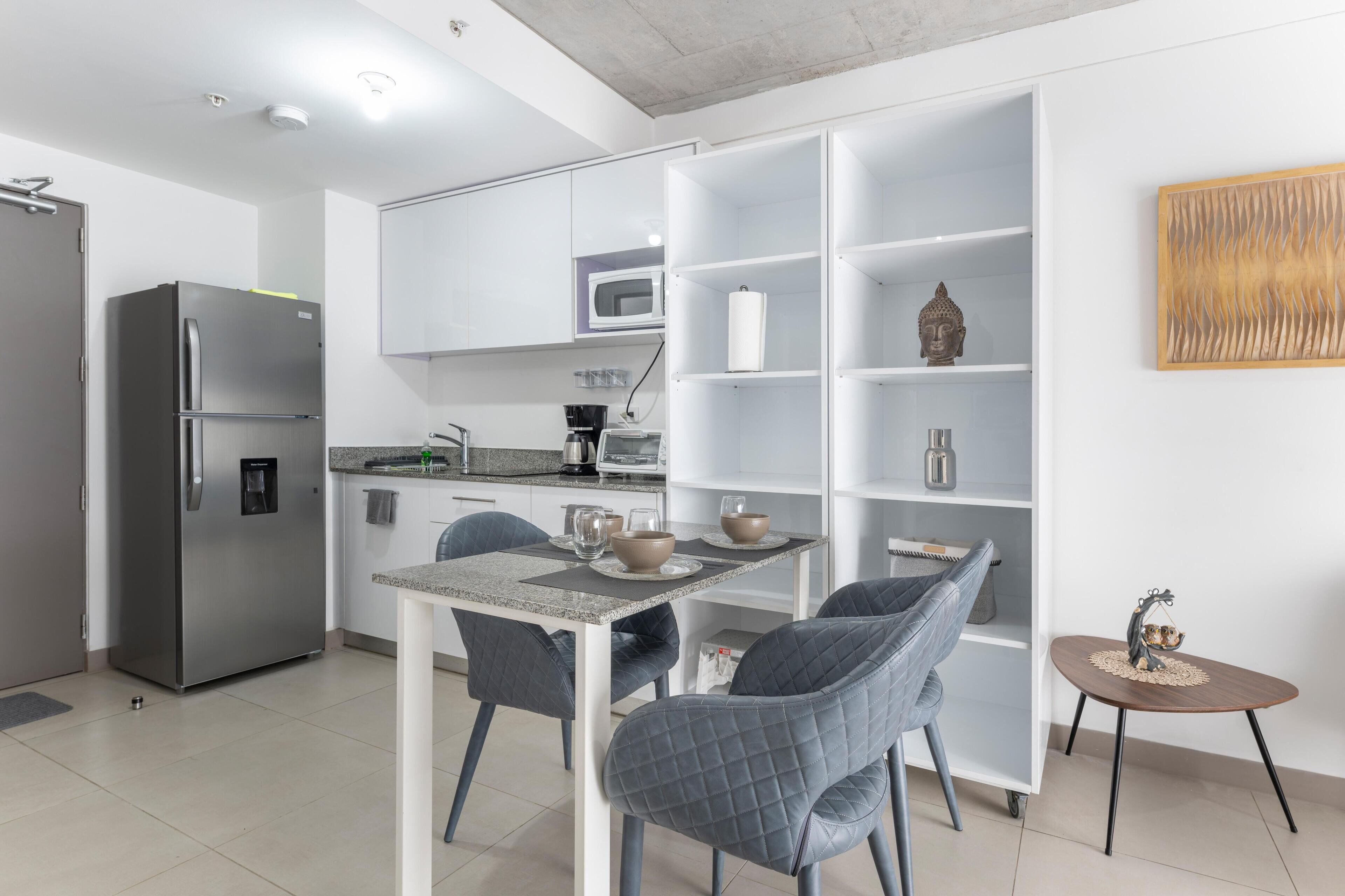 Kylskåp, mikrovågsugn och kaffe- och tebryggare