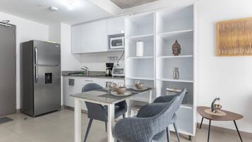 Kylskåp, mikrovågsugn och kaffe- och tebryggare