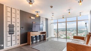 Een moderne woonkamer met een groot raam, een televisie en een barhoek.