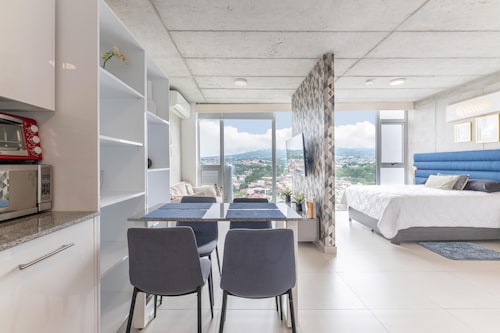 Cityscape iFreses, 20th floor! AC, TV and Pool