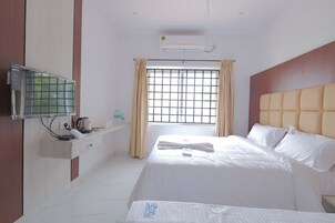 Deluxe Triple Room | Premium bedding, Select Comfort beds, rollaway beds, free WiFi