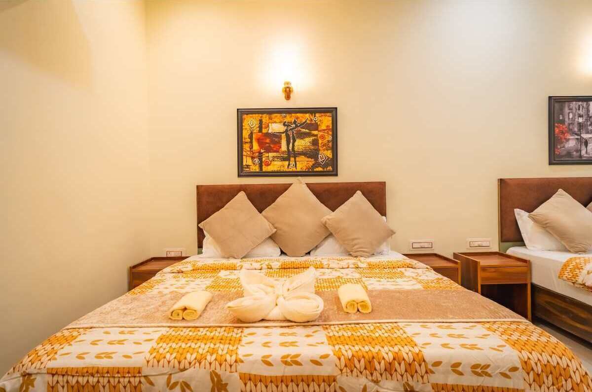 Une chambre d’hôtel avec un grand lit, une tête de lit et un tableau au mur.