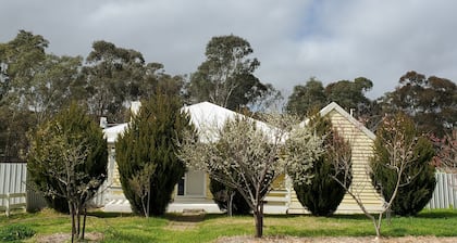 Cosy & historical one-bedder - perfect to explore Castlemaine & the Goldfields