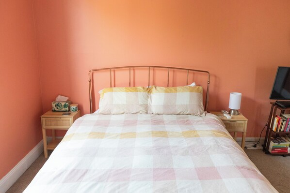 1 bedroom, travel cot, WiFi, bed sheets