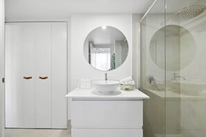 Shower, hair dryer, towels