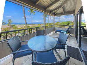 Outdoor dining - Oceanview Serenity Meets Modern Comfort: Discover Wailea Ekolu #402 (Wailea, Maui)