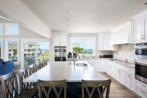 Semi-Oceanfront Retreat w/ Pool, Theater, Elevator