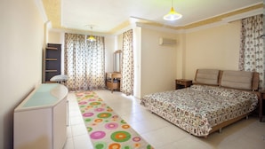 A bedroom with a bed, a desk, a mirror, and a window with curtains. - Avsallar Kepenek Village (Alanya)