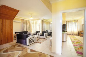 Deluxe-Villa, Balkon, Stadtblick | 3 Schlafzimmer, Schreibtisch, laptopgeeigneter Arbeitsplatz