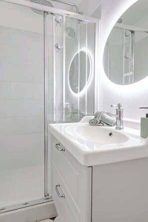 Douche, sèche-cheveux, serviettes fournies, shampoing