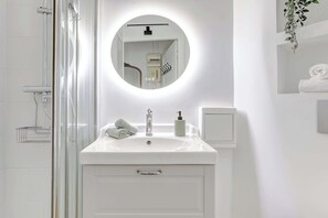 Dusche, Haartrockner, Handtücher, Shampoo