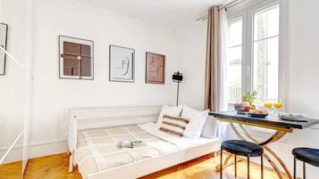 1 slaapkamer, een bureau, een strijkplank/strijkijzer, reisbedje