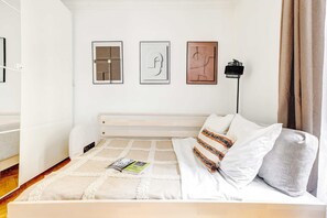 1 Schlafzimmer, Schreibtisch, Bügeleisen/Bügelbrett, Reisekinderbett