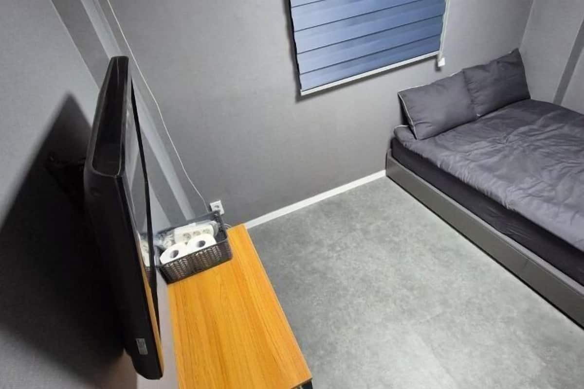 Escritorio, insonorización, wifi gratis y ropa de cama