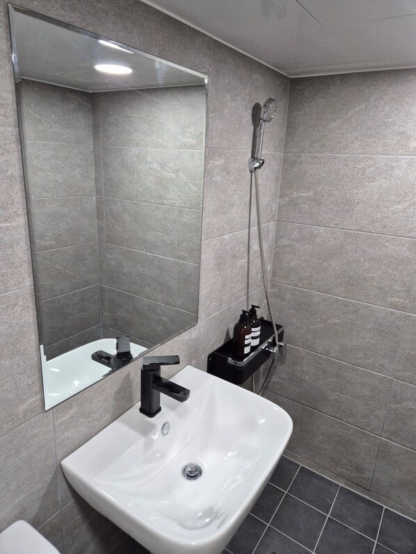 Shower, free toiletries, hair dryer, towels - Gangnam Seven Hostel (Seoul)