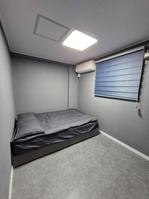 Desk, soundproofing, free WiFi, bed sheets - Gangnam Seven Hostel (Seoul)