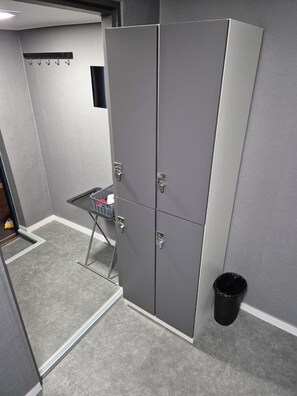 Escrivaninha, quartos à prova de som, Wi-Fi de cortesia, roupa de cama