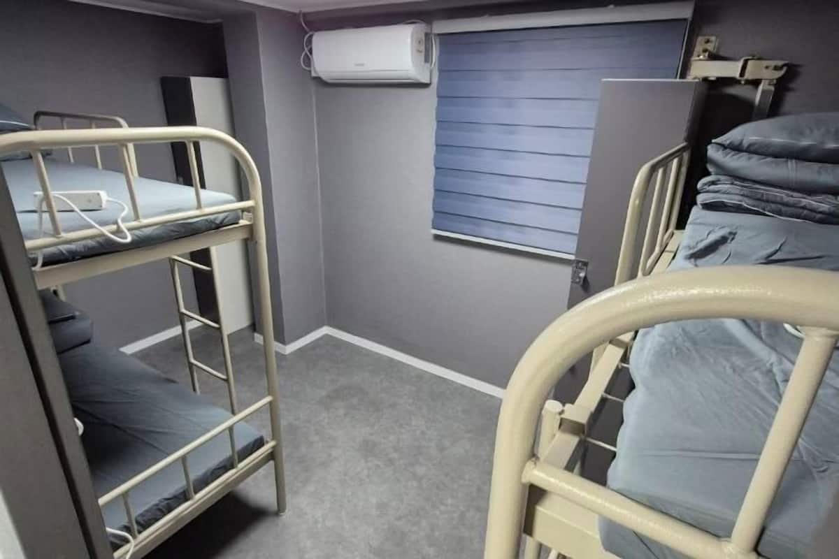 Escritorio, insonorización, wifi gratis y ropa de cama