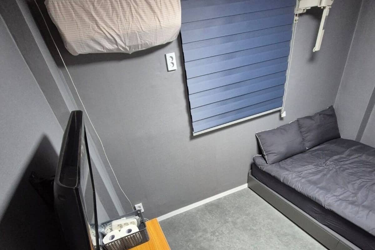 Een bureau, geluiddichte muren, gratis wifi, beddengoed