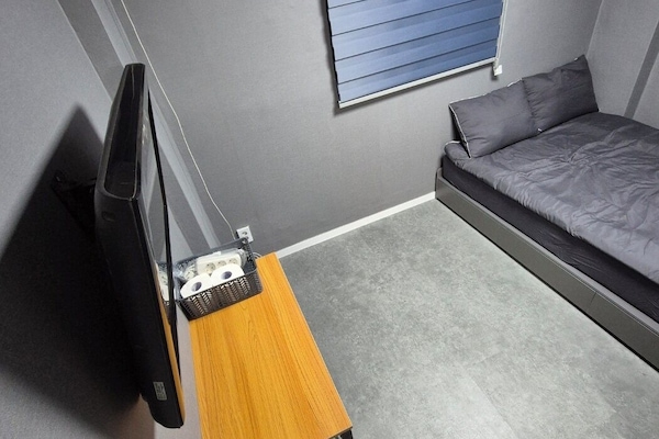 Desk, soundproofing, free WiFi, bed sheets