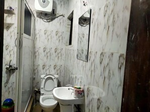 Deluxe Room, Balcony, City View | Bathroom | Free toiletries, towels, soap, shampoo - Crown City Resorts (Agbara)