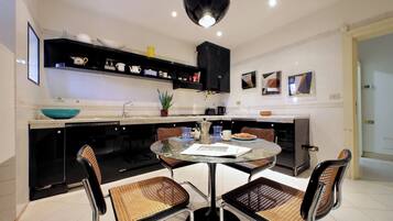 Refrigerador, horno, parrilla de estufa y cafetera y tetera