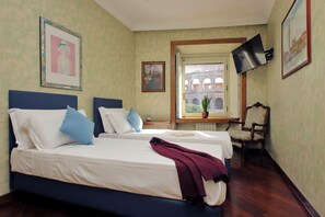 2 chambres, bureau, fer et planche à repasser, lit de bébé portatif