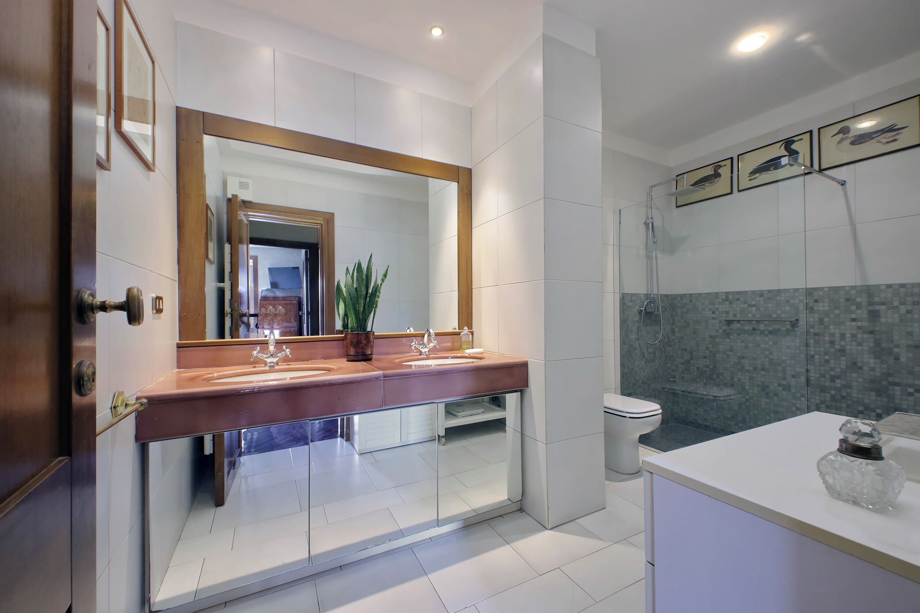 Een douche, een haardroger, een bidet, handdoeken