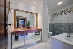 Douche, sèche-cheveux, bidet, serviettes fournies