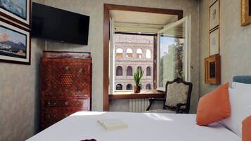 2 habitaciones, escritorio y tabla de planchar con plancha