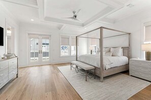 4 chambres, bureau, fer et planche à repasser, lit de bébé portatif