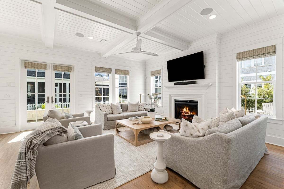 Smart-TV, Kamin, Bücher