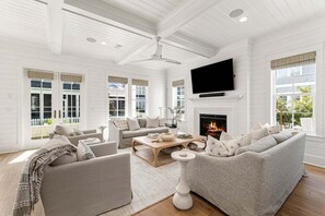 Smart-TV, Kamin, Bücher