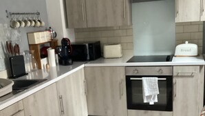 Fridge, microwave, oven, stovetop - Charming Horwich Apartment With 2 Bedrooms (Bolton)