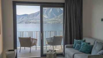 Superior King Suite con balcone vista lago | Vista da sacada