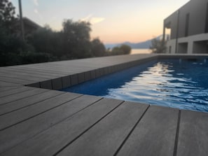 Una piscina al aire libre de temporada