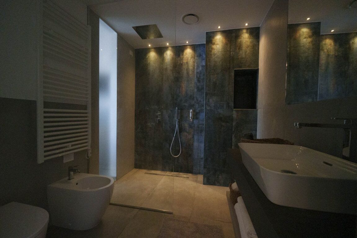 Un baño moderno con un bidé, una bañera y una ducha.