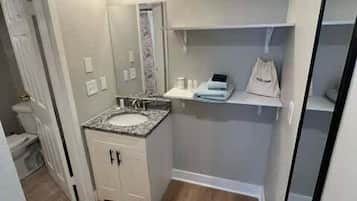 Douche, sèche-cheveux, serviettes fournies