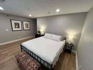 2 bedrooms, iron/ironing board, WiFi, bed sheets - Explore Omaha, Walk to Aksarben Village (Omaha)