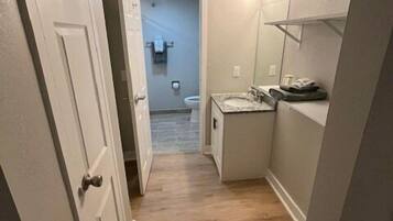 Douche, sèche-cheveux, serviettes fournies