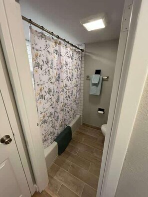 Shower, hair dryer, towels, shampoo - Explore Omaha, Walk to Aksarben Village (Omaha)