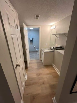 Shower, hair dryer, towels, shampoo - Explore Omaha, Walk to Aksarben Village (Omaha)