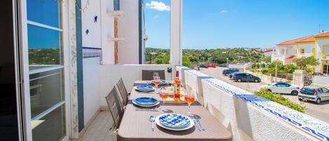 تناول الطعام بالخارج